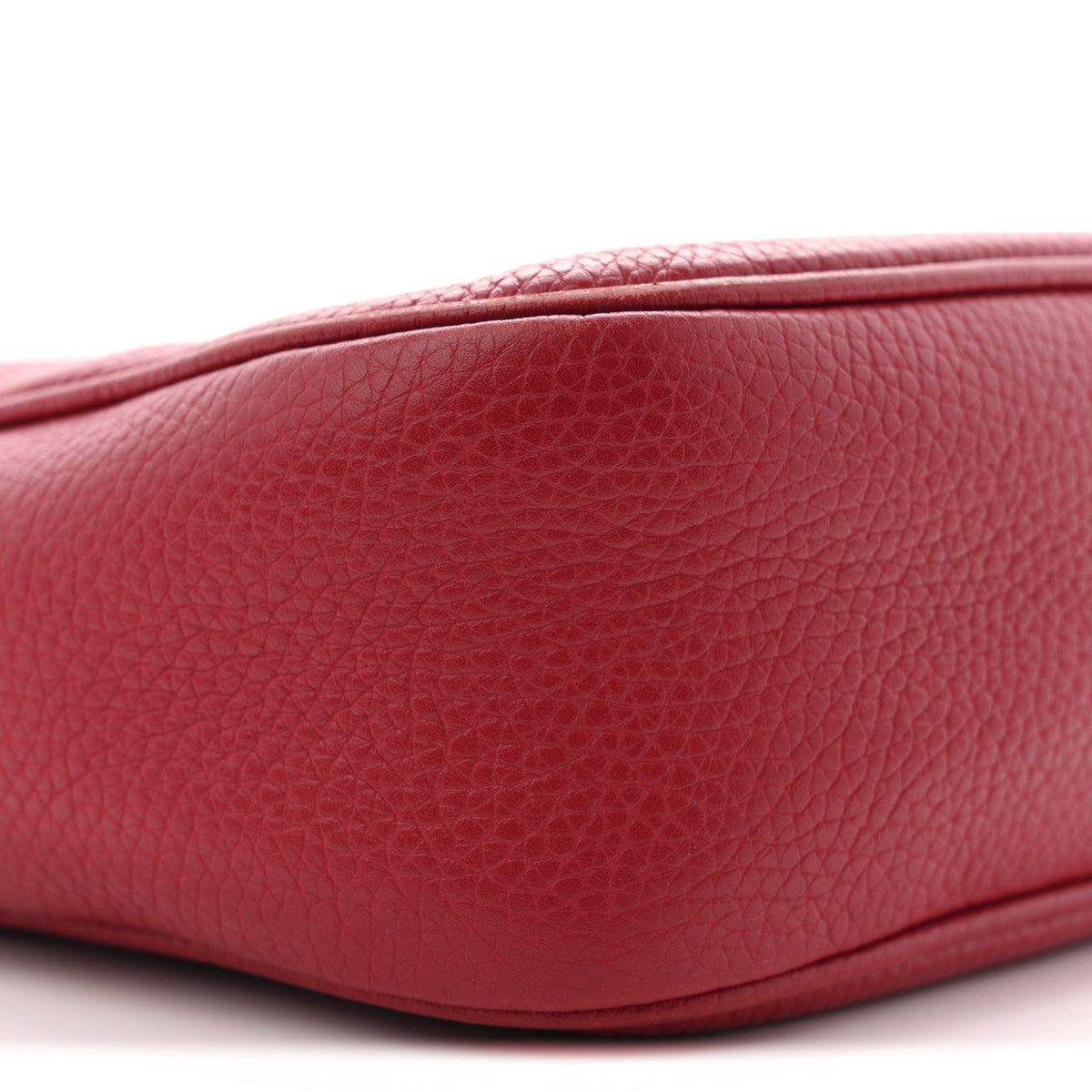Pebbled Calfskin Small Soho Disco Bag Tabasco Red product image 9, provided for visual reference and product detail review