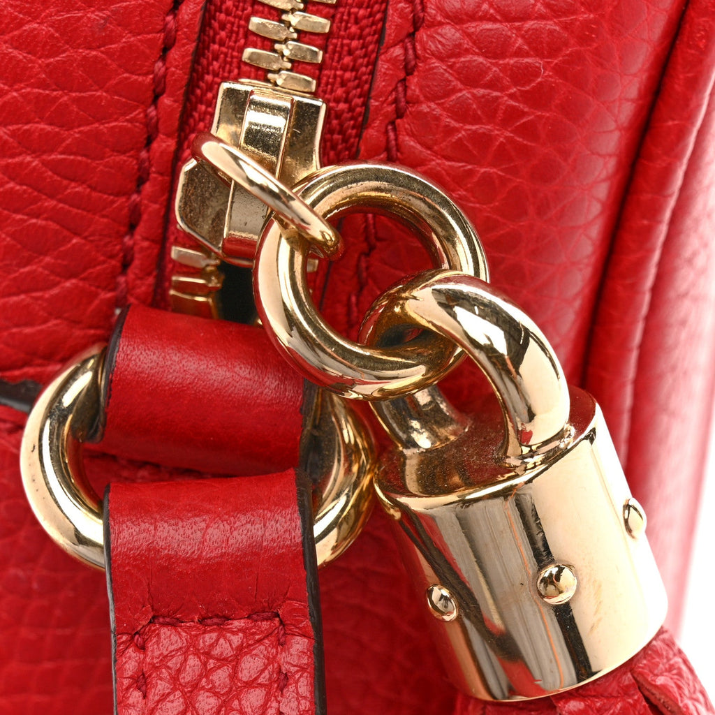 Pebbled Calfskin Small Soho Disco Bag Tabasco Red product image 13, provided for visual reference and product detail review
