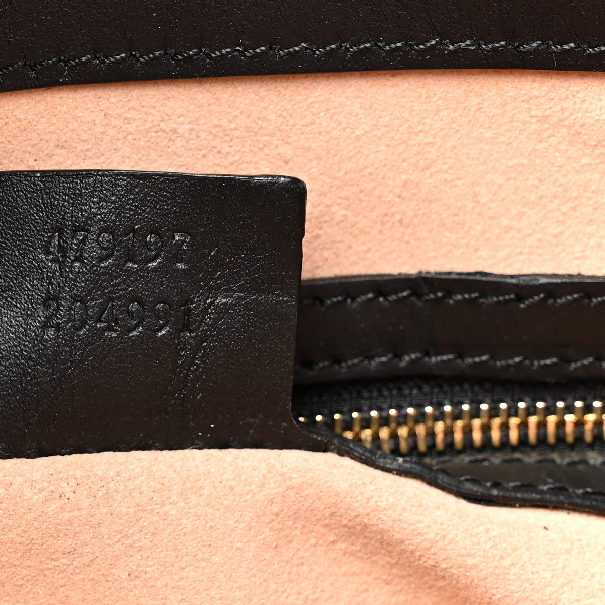 GG Supreme Monogram Bees Medium Padlock Tote Beige Oro Black product image 7, provided for visual reference and product