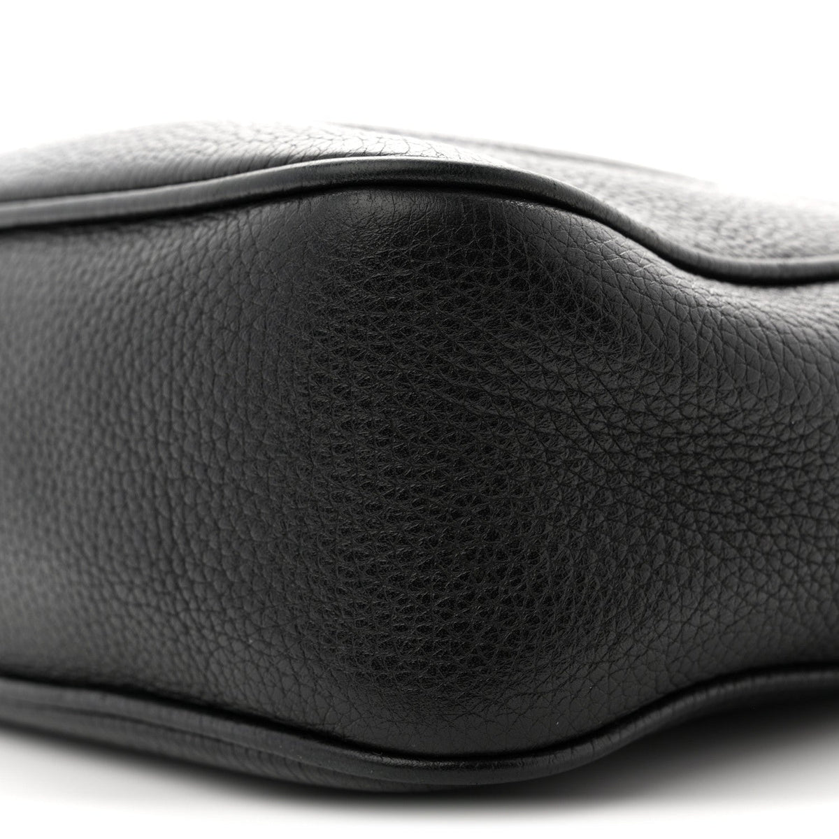 Pebbled Calfskin Small Soho Disco Bag Black product image 10, provided for visual reference and product detail review