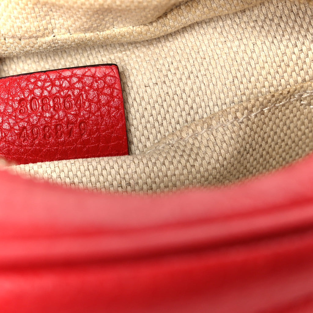 Pebbled Calfskin Small Soho Disco Bag Tabasco Red product image 7, provided for visual reference and product detail review