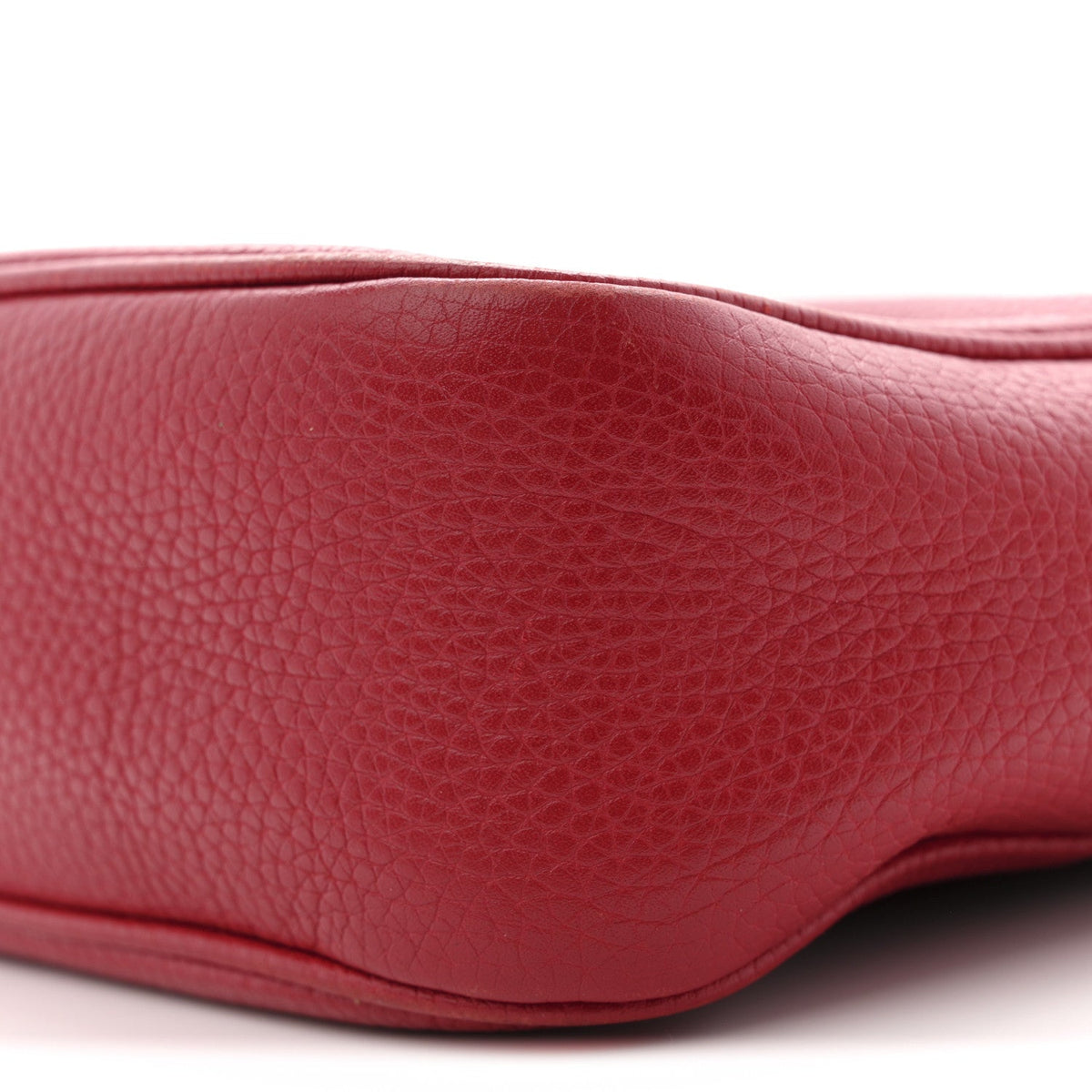 Pebbled Calfskin Small Soho Disco Bag Tabasco Red product image 10, provided for visual reference and product detail review