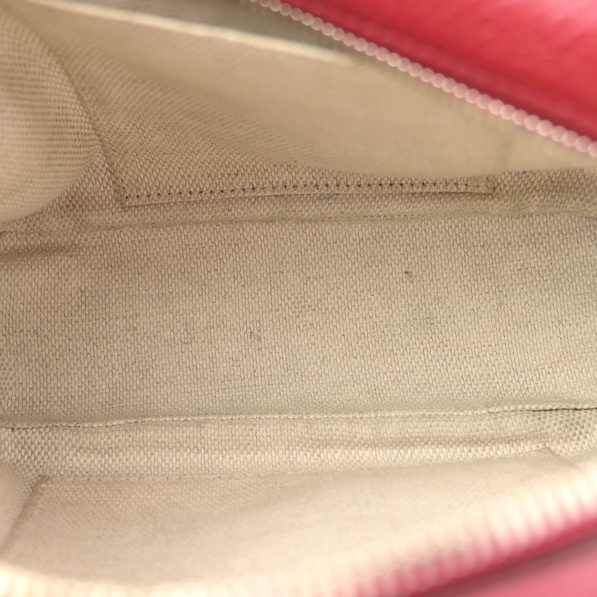 Pebbled Calfskin Small Soho Disco Bag Tabasco Red product image 5, provided for visual reference and product detail review