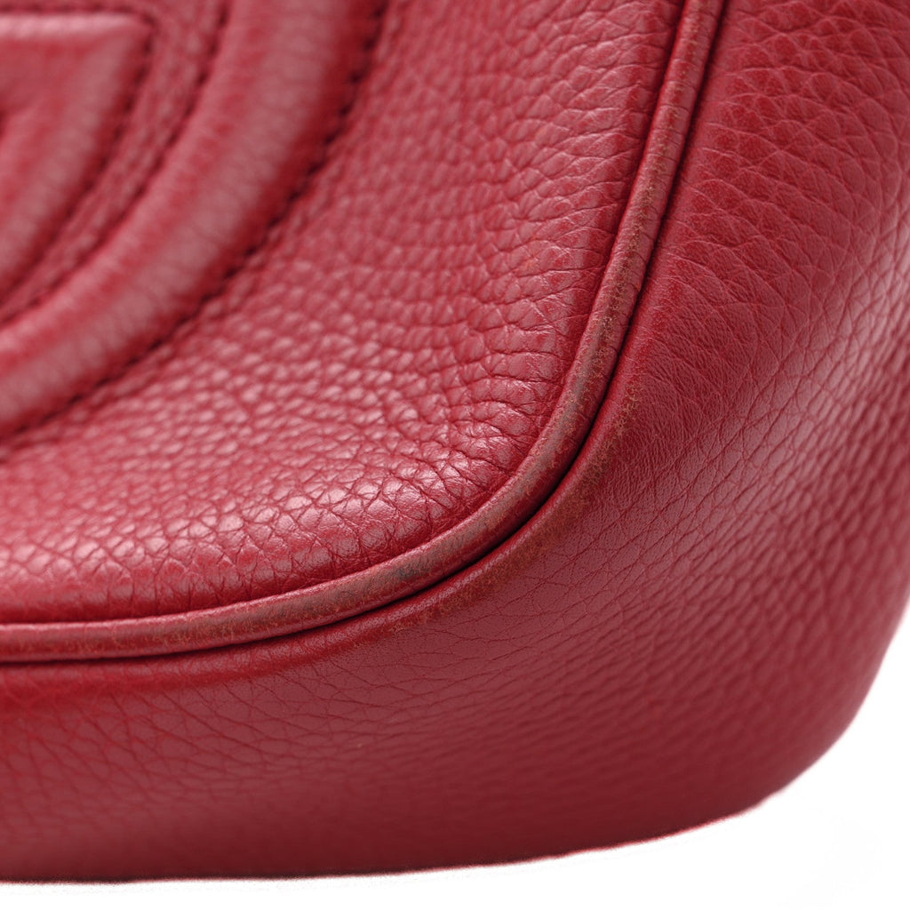 Pebbled Calfskin Small Soho Disco Bag Tabasco Red product image 15, provided for visual reference and product detail review