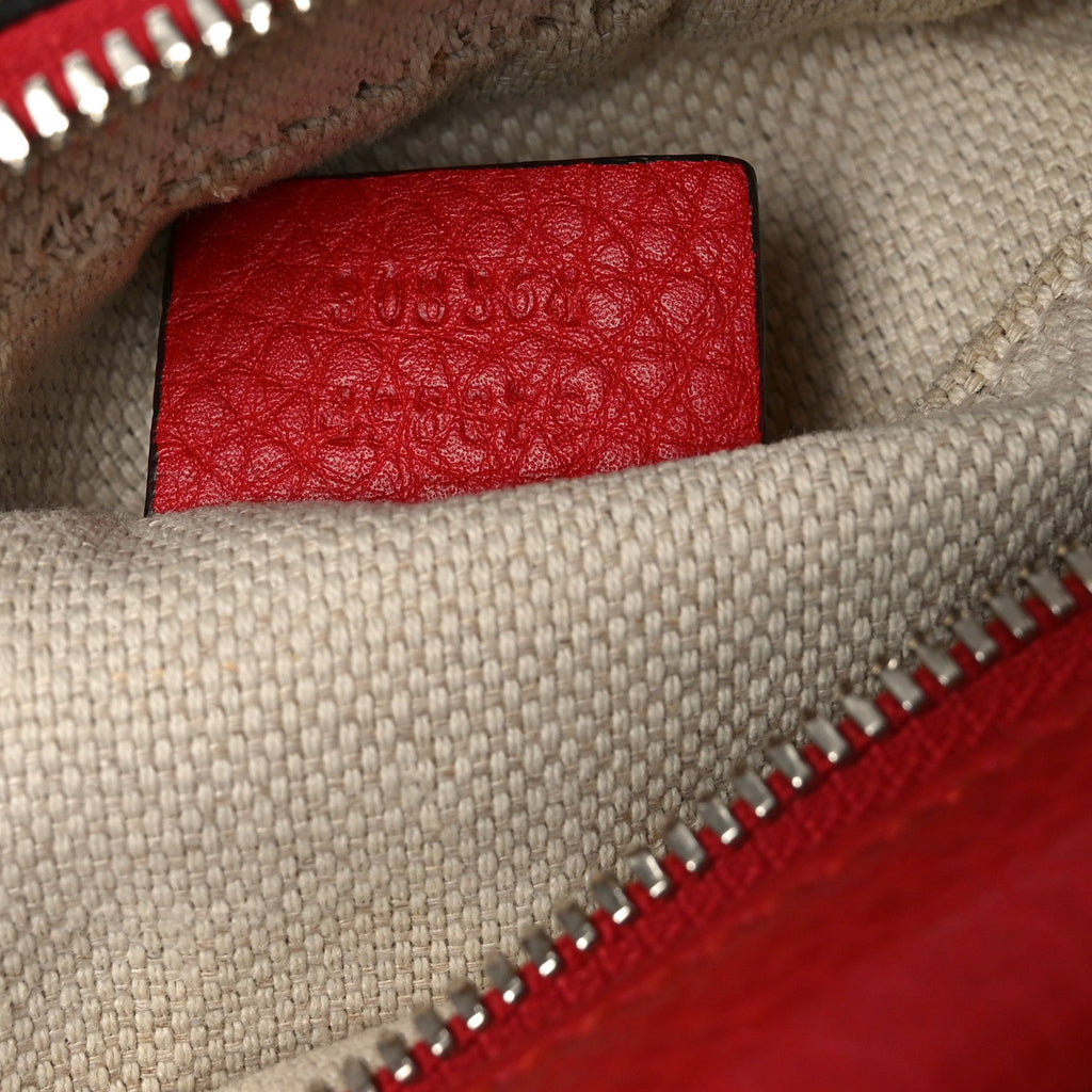 Pebbled Calfskin Small Soho Disco Bag Tabasco Red product image 7, provided for visual reference and product detail review