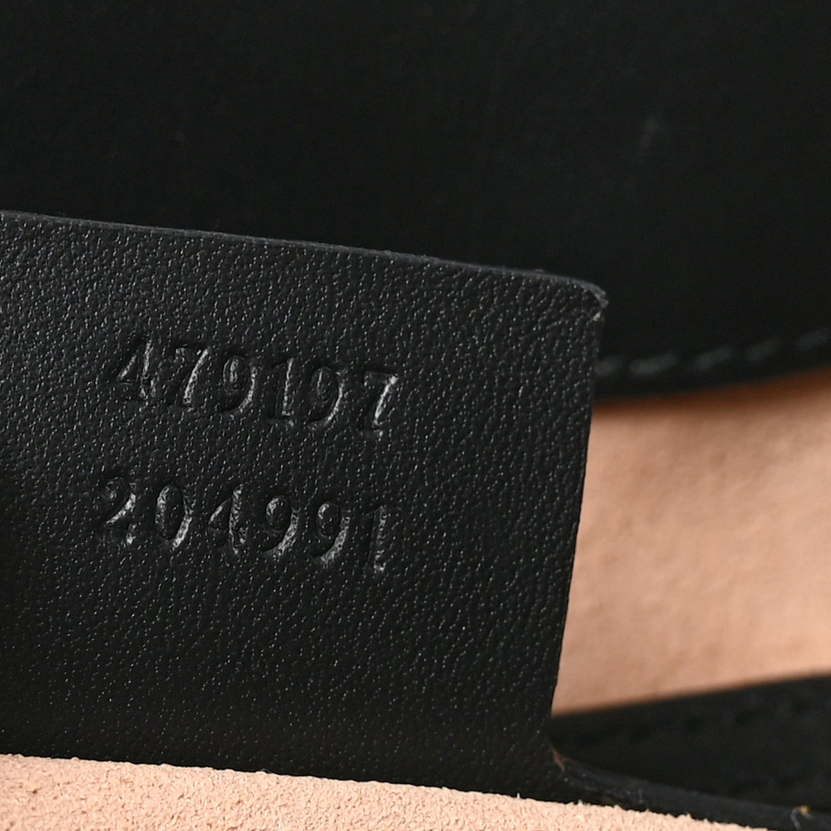 GG Supreme Monogram Bees Medium Padlock Tote Beige Oro Black product image 7, provided for visual reference and product