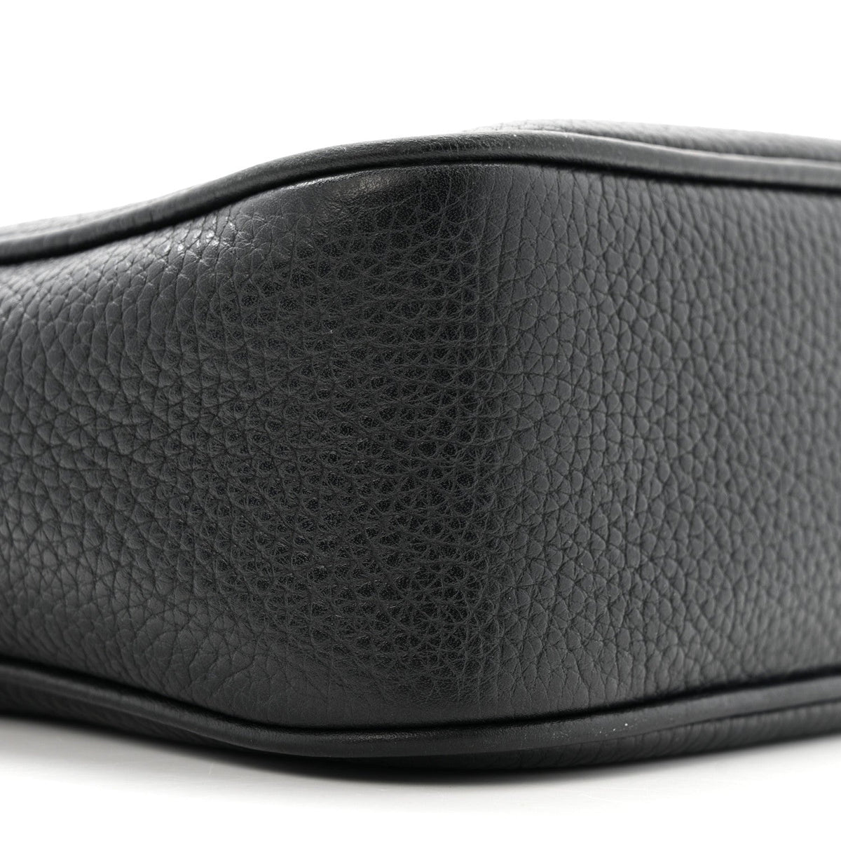 Pebbled Calfskin Small Soho Disco Bag Black product image 10, provided for visual reference and product detail review