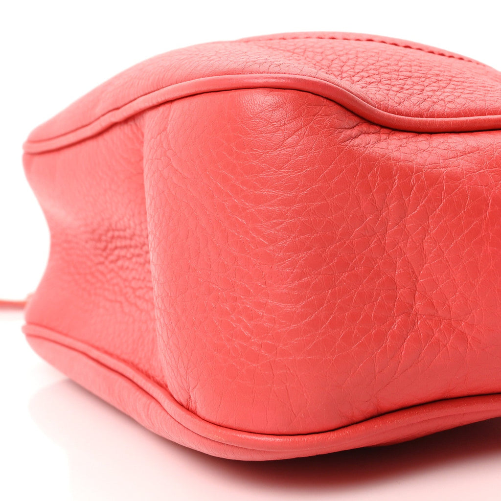 Pebbled Calfskin Small Soho Disco Bag Tabasco Red product image 10, provided for visual reference and product detail review