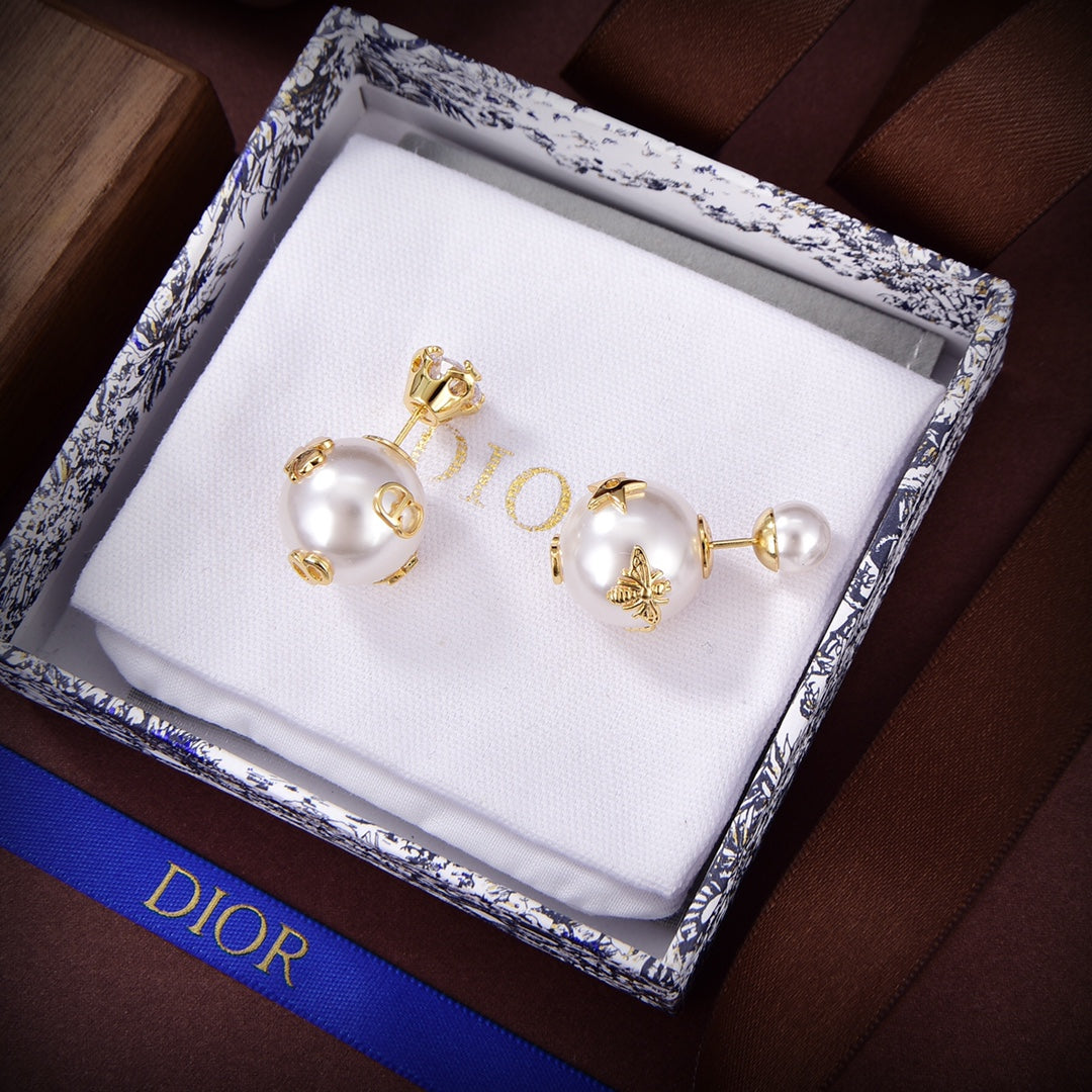 Dior Tribales Pearl 18K Gold Earrings product image 4, provided for visual reference and product detail review