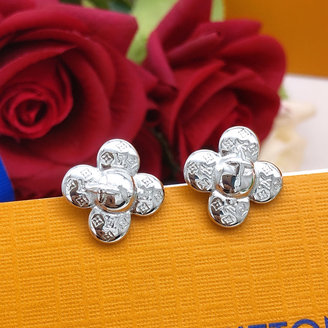 Louis Vuitton Vivienne 18K Gold Earrings product image 1, provided for visual reference and product detail review