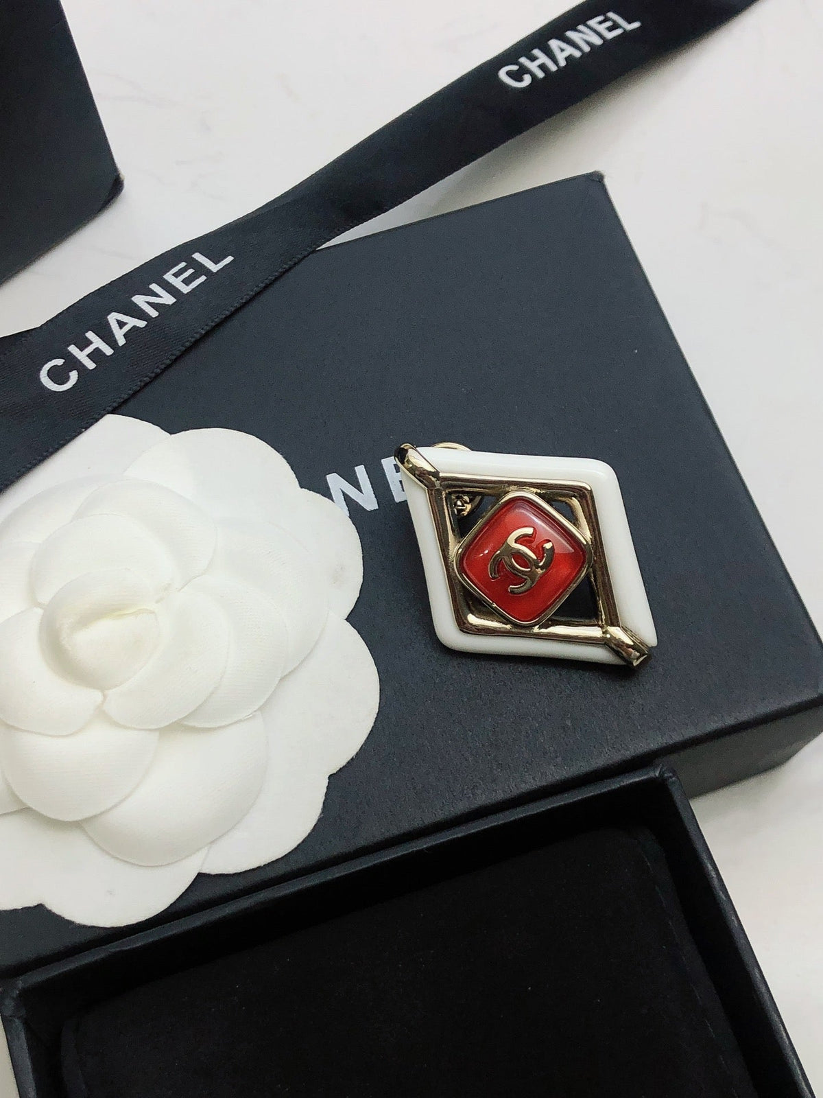 Chanel Rhombus 18K Gold Brooch product image 3, provided for visual reference and product detail review
