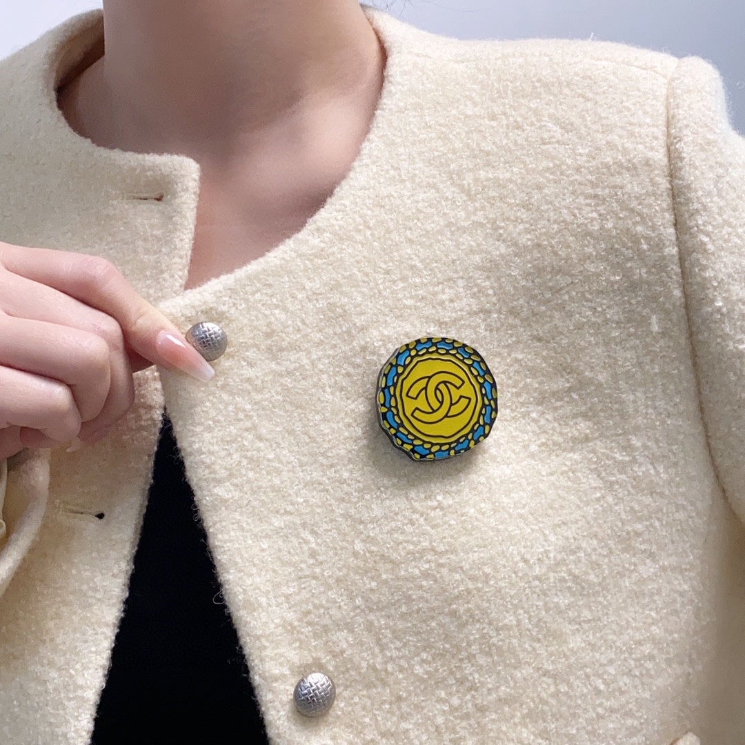 Chanel Color 18K Gold Brooch product image 4, provided for visual reference and product detail review