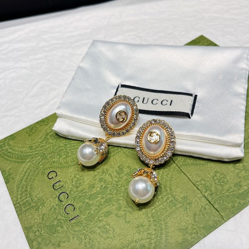 Gucci Double Flower Pearl 18K Gold Earrings product image 7, provided for visual reference and product detail review