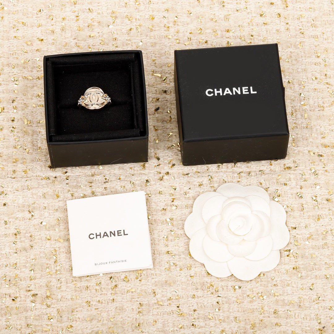 Chanel Chain 18K Gold Ring product image 5, provided for visual reference and product detail review