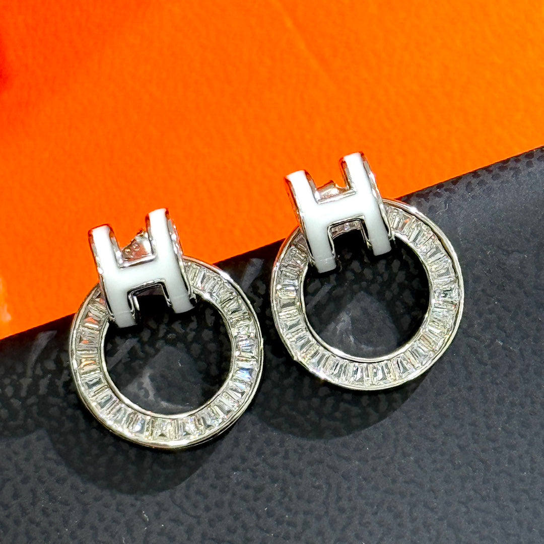Hermes Clic Diamond 18K Gold Earrings product image 2, provided for visual reference and product detail review