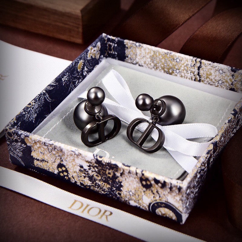Dior Tribales Grey Pearl 18K Gold Earrings product image 2, provided for visual reference and product detail review