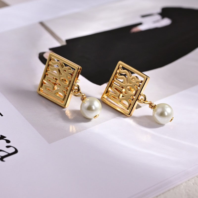Dior Tribales Miss 18K Gold Earrings product image 2, provided for visual reference and product detail review