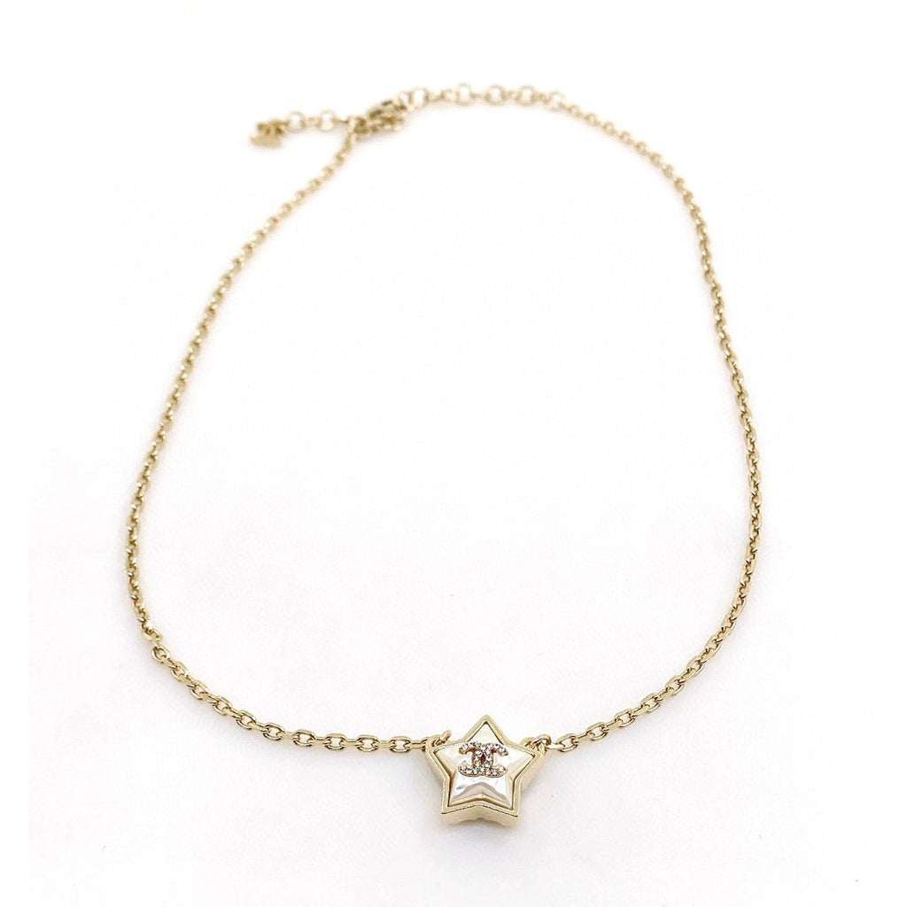 Chanel Star Pearl 18K Gold Necklace product image 1, provided for visual reference and product detail review