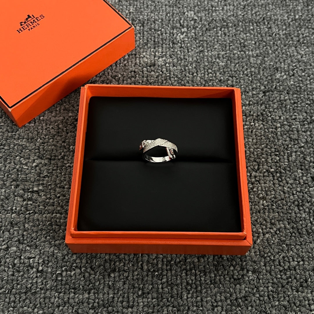 Hermes Kelly Gavroche Diamonds 18K Gold Ring product image 10, provided for visual reference and product detail review