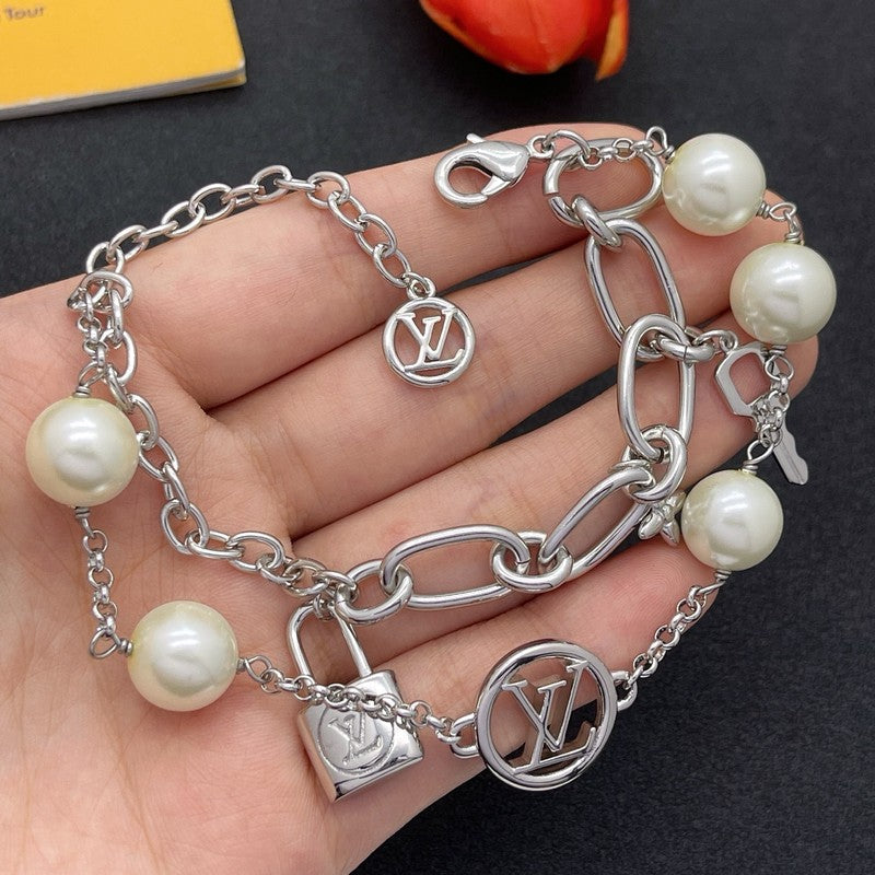 Louis Vuitton Pearl Lock Gold 18K Gold Bracelet product image 4, provided for visual reference and product detail review