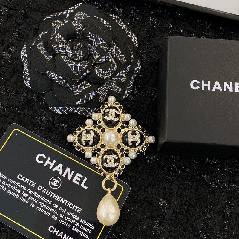 Chanel Pearl Pendant Gold 18K Gold Brooch product image 2, provided for visual reference and product detail review
