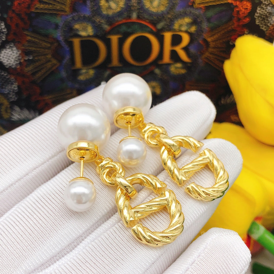 Dior 30 Montaigne Pearls 18K Gold Earrings product image 3, provided for visual reference and product detail review