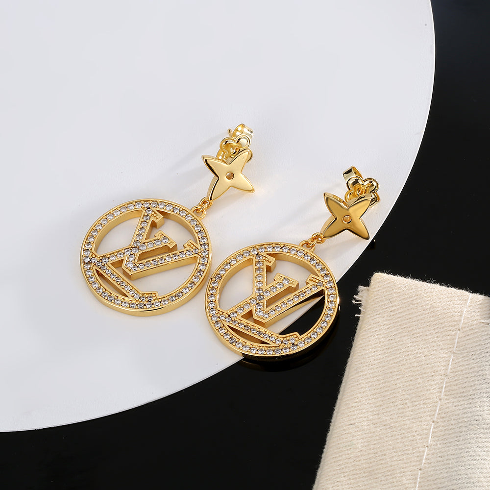 Louis Vuitton Star Pendant 18K Gold Earrings product image 2, provided for visual reference and product detail review
