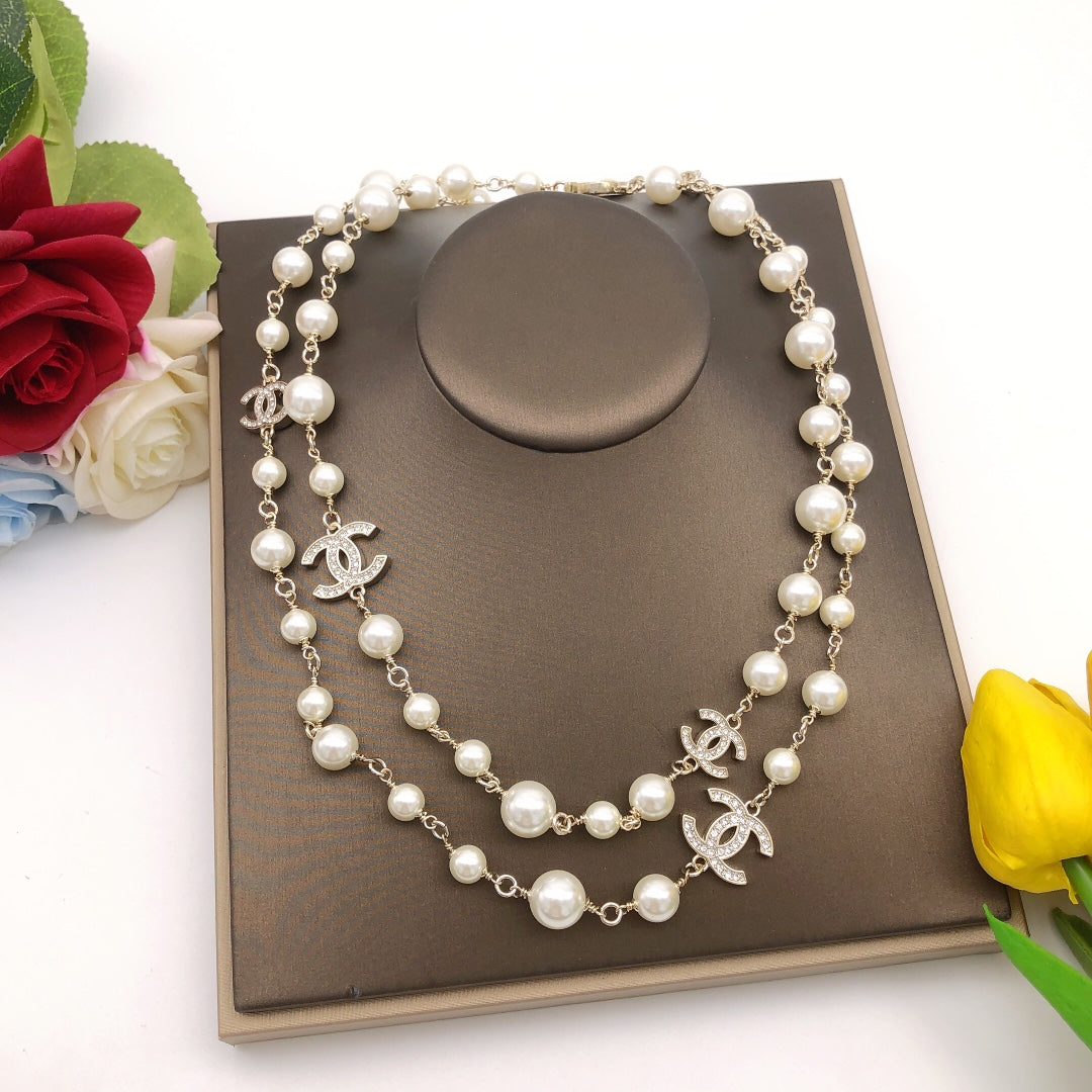 Chanel Long Pearls 18K Gold Necklace product image 1, provided for visual reference and product detail review