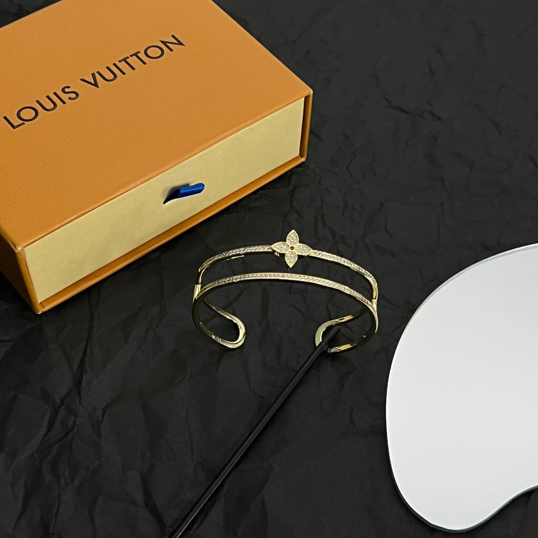 Louis Vuitton Idylle Blossom Two-Row 18K Gold Bracelet product image 4, provided for visual reference and product detail