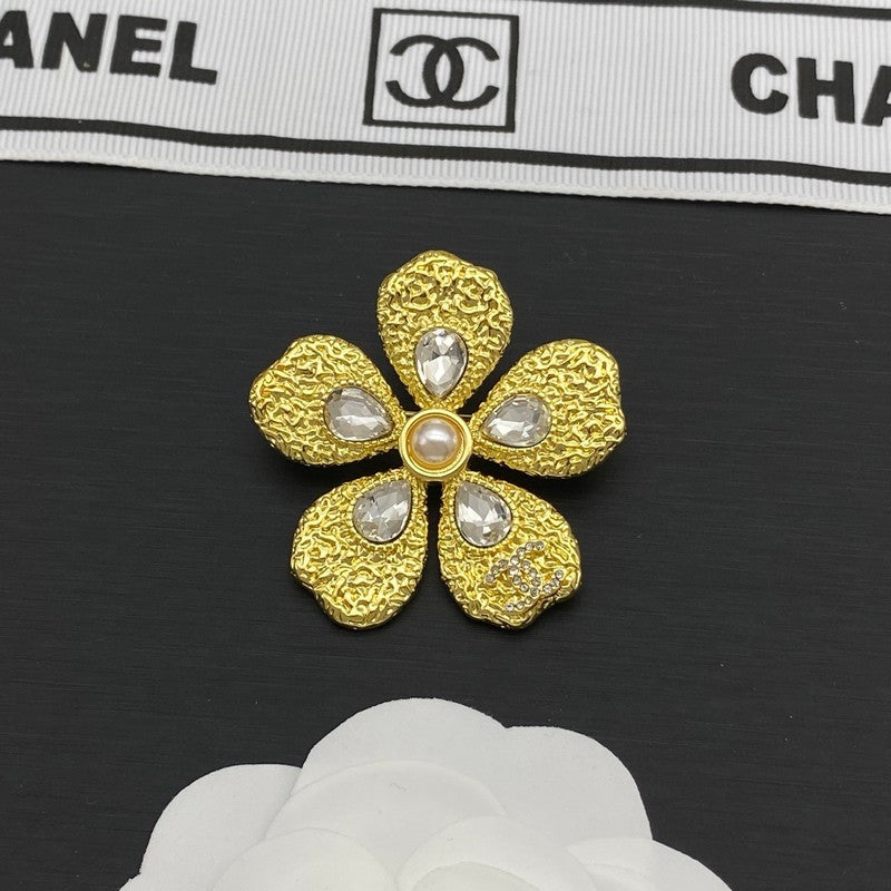 Chanel Pearl Gold 18K Gold Brooch product image 1, provided for visual reference and product detail review
