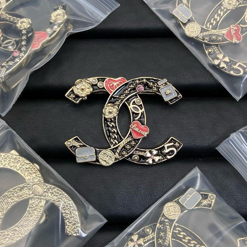 Chanel Black & Red Heart 18K Gold Brooch product image 1, provided for visual reference and product detail review