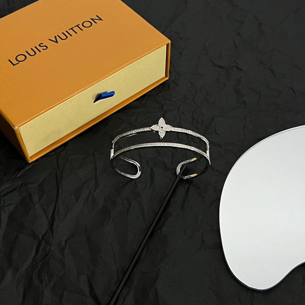 Louis Vuitton Idylle Blossom Two-Row 18K Gold Bracelet product image 5, provided for visual reference and product detail