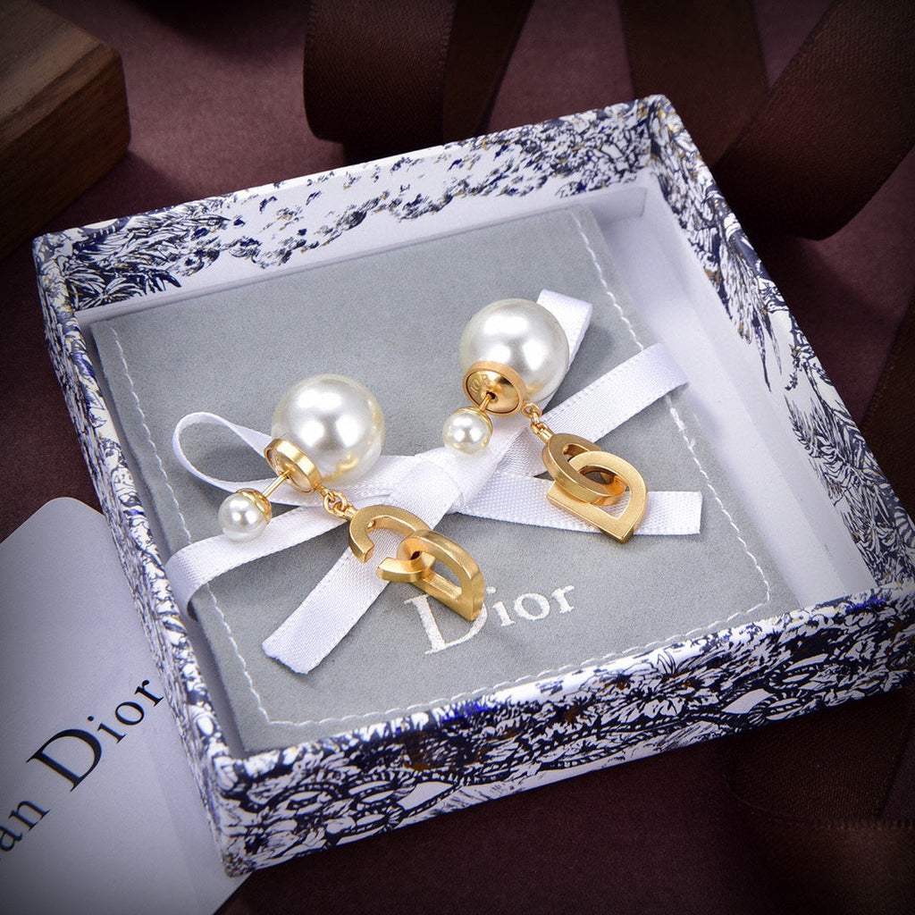 Dior Tribales 18K Gold Earrings product image 2, provided for visual reference and product detail review
