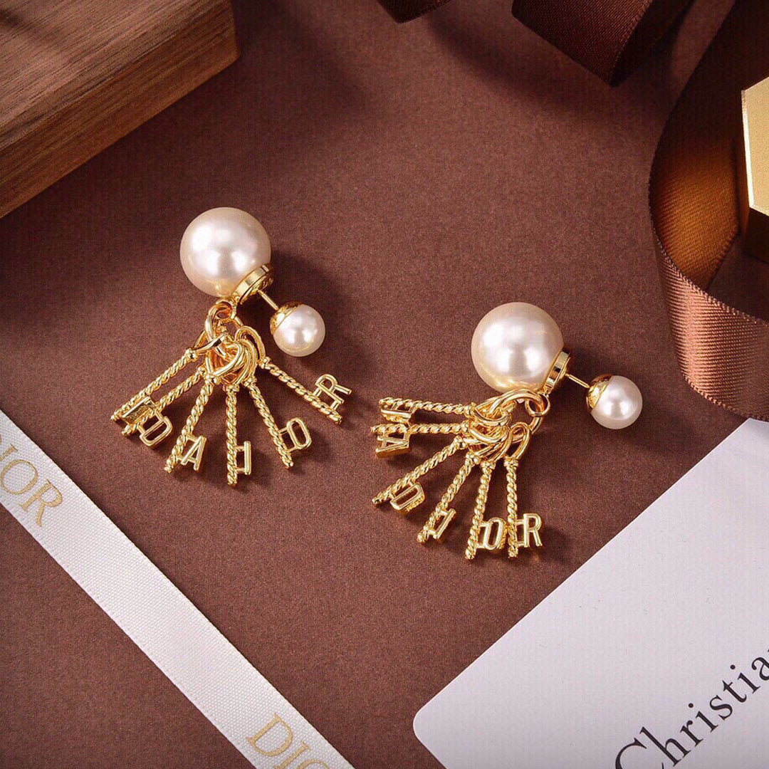 Dior Tassel Pearls 18K Gold Earrings product image 1, provided for visual reference and product detail review