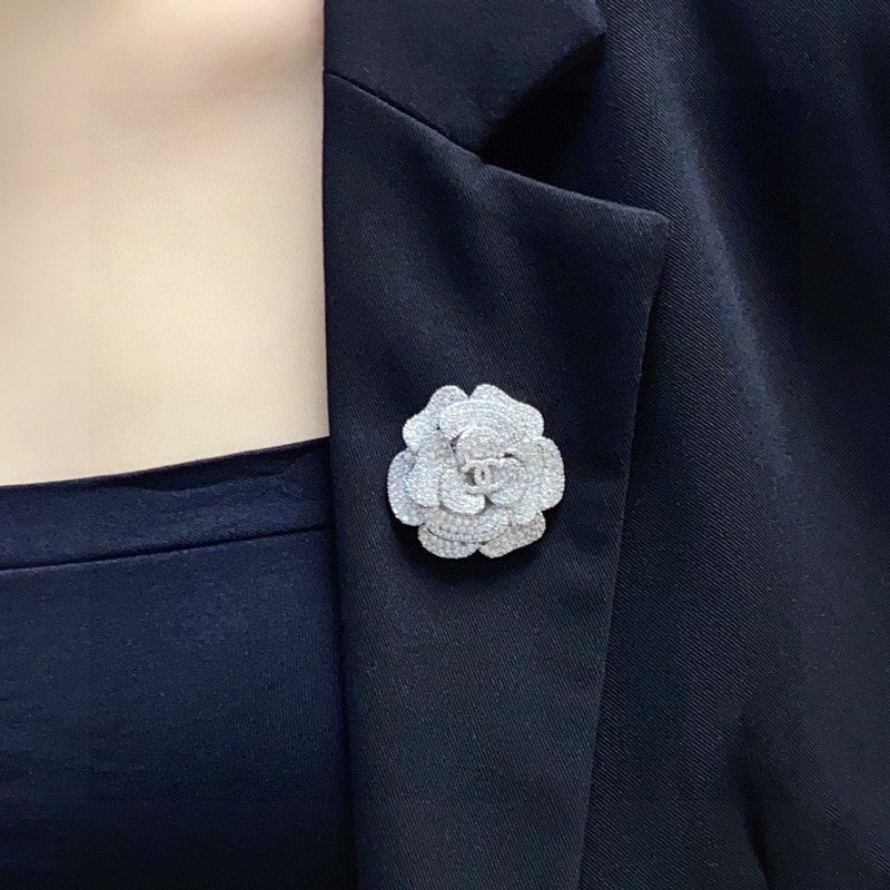Chanel Full Diamond Camellia 18K Gold Brooch product image 2, provided for visual reference and product detail review