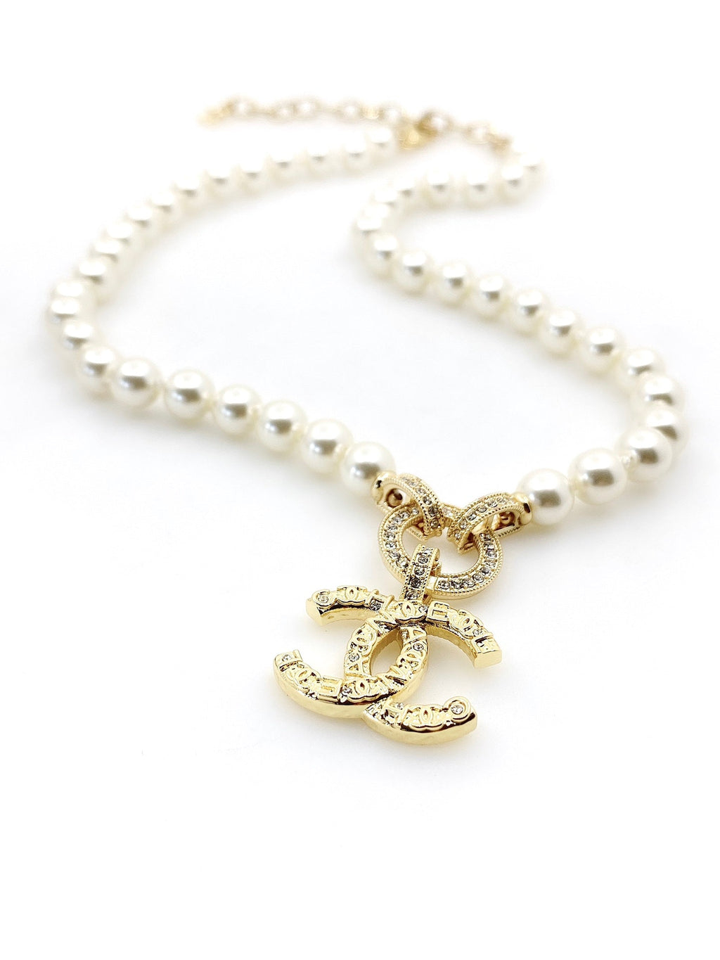 Chanel Pearls Choker 18K Gold Necklace product image 2, provided for visual reference and product detail review