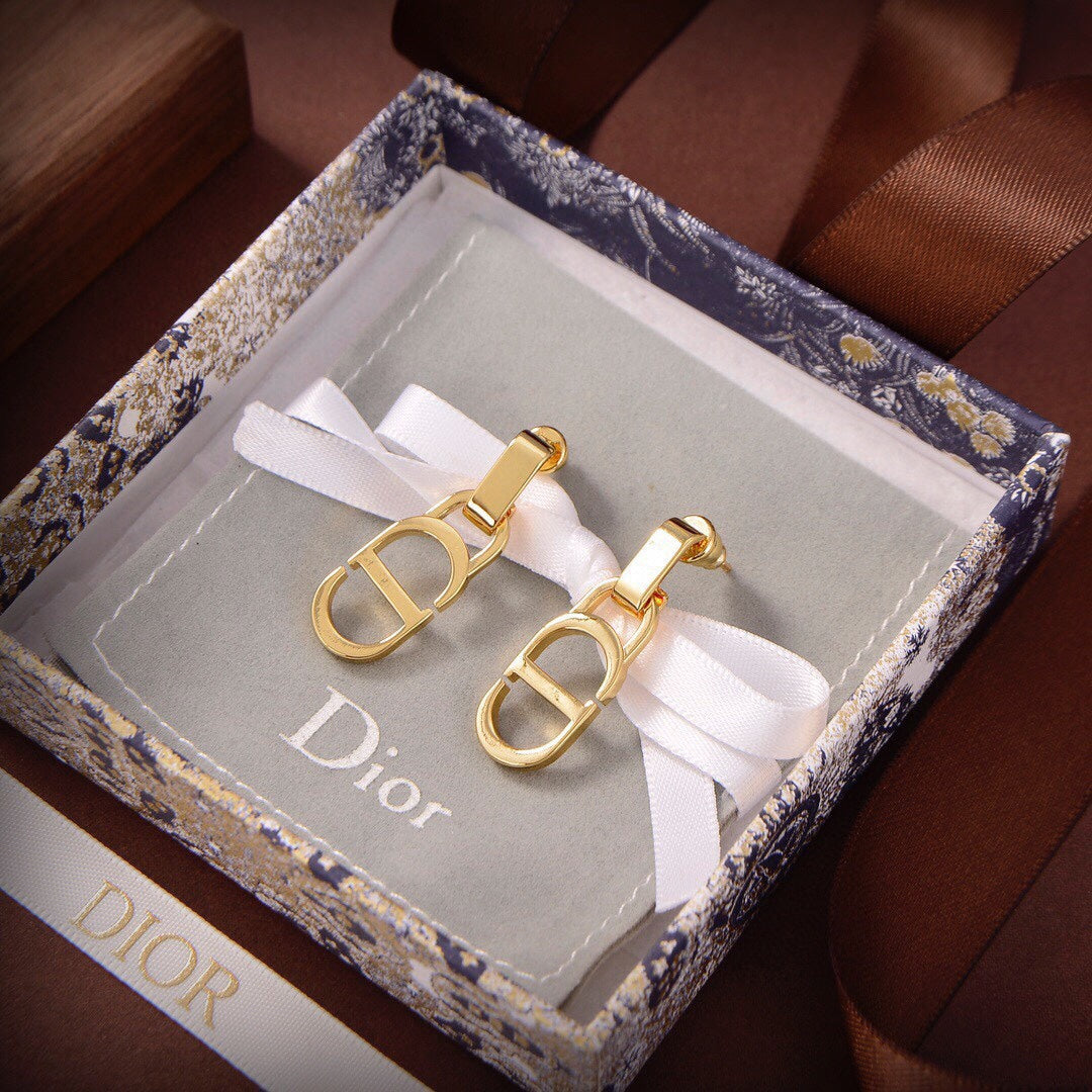 Dior 30 Montaigne 18K Gold Earrings product image 2, provided for visual reference and product detail review