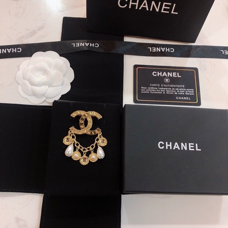 Chanel Pearl Pendant 18K Gold Brooch product image 5, provided for visual reference and product detail review