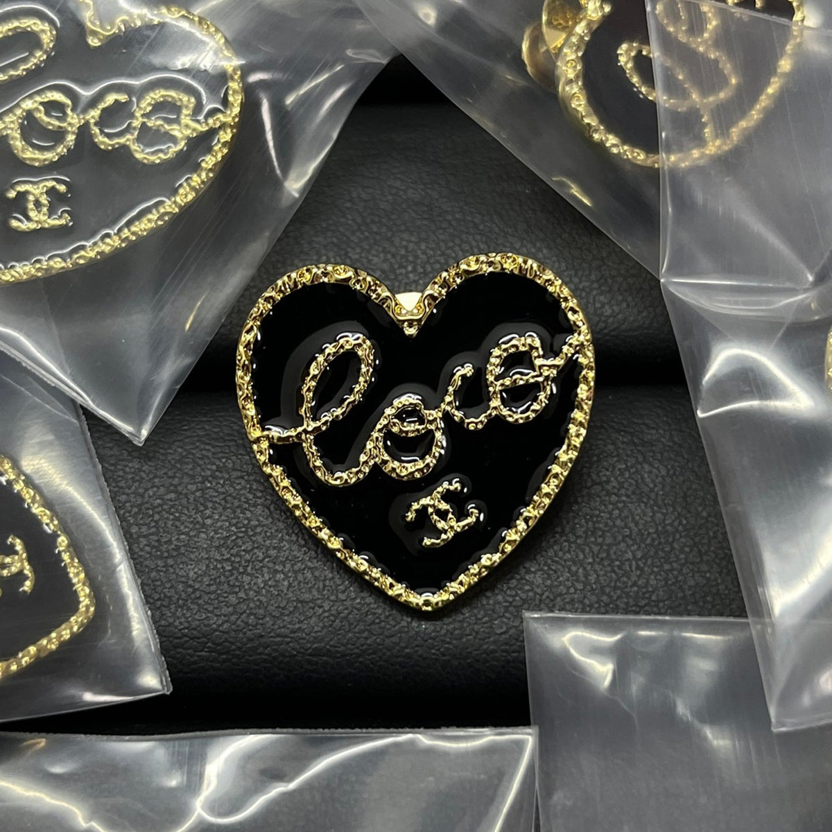 Chanel Black Heart 18K Gold Brooch product image 1, provided for visual reference and product detail review