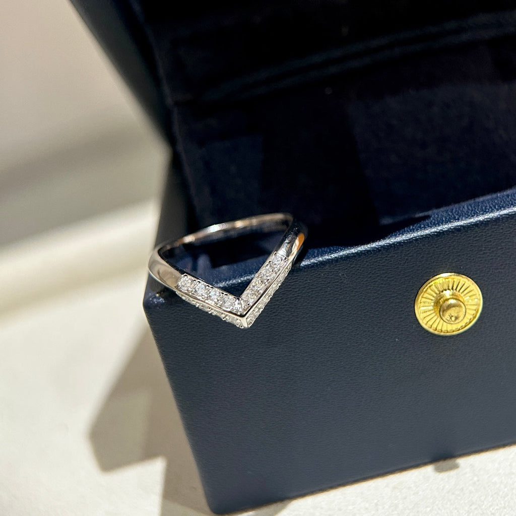Louis Vuitton V Diamonds 18K Gold Ring product image 4, provided for visual reference and product detail review