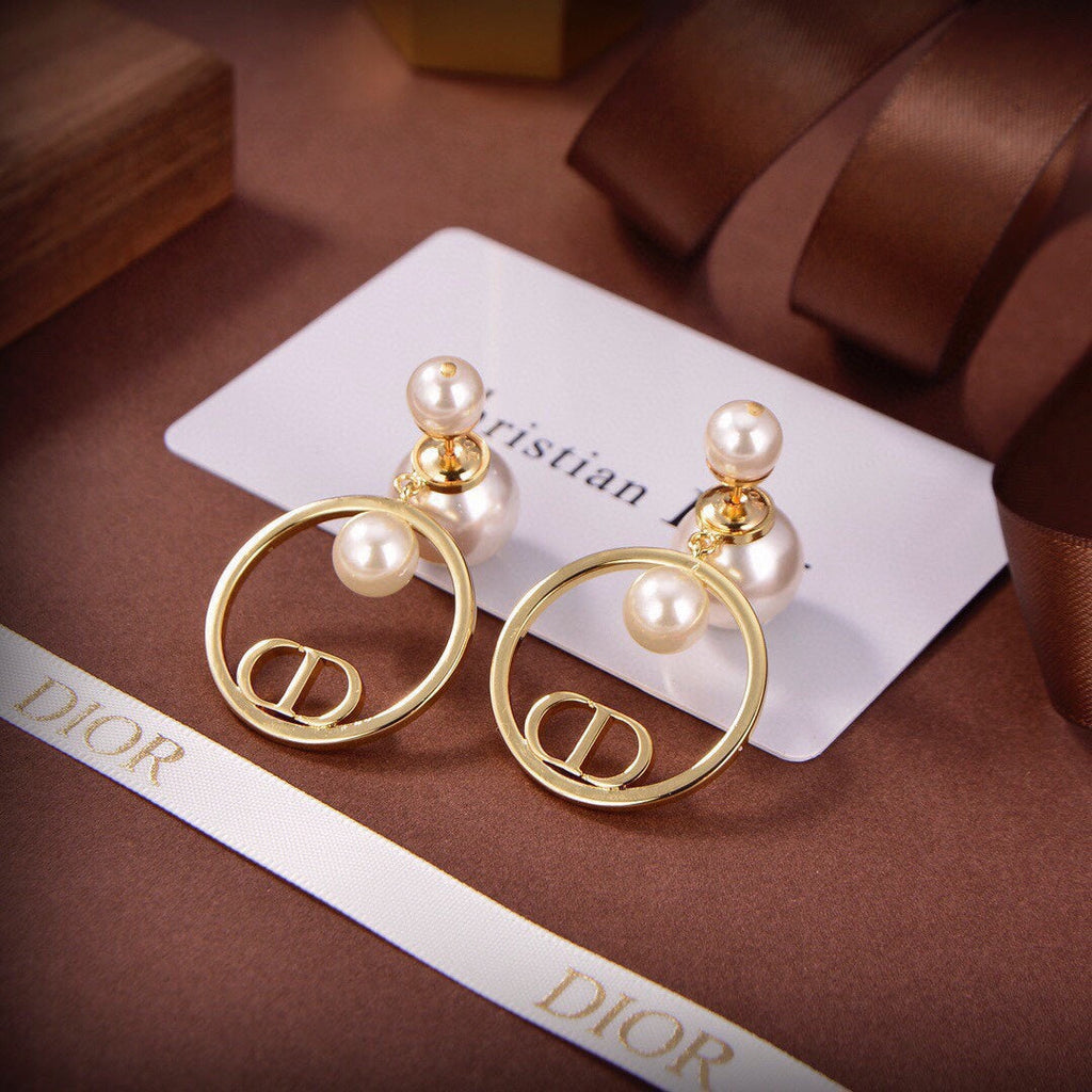 Dior Circle Pearls 18K Gold Earrings product image 3, provided for visual reference and product detail review