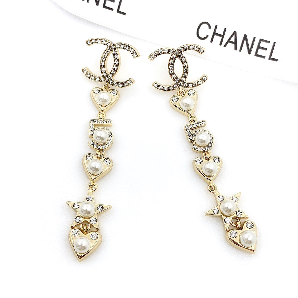 Chanel Pearl Heart 18K Gold Earrings product image 1, provided for visual reference and product detail review