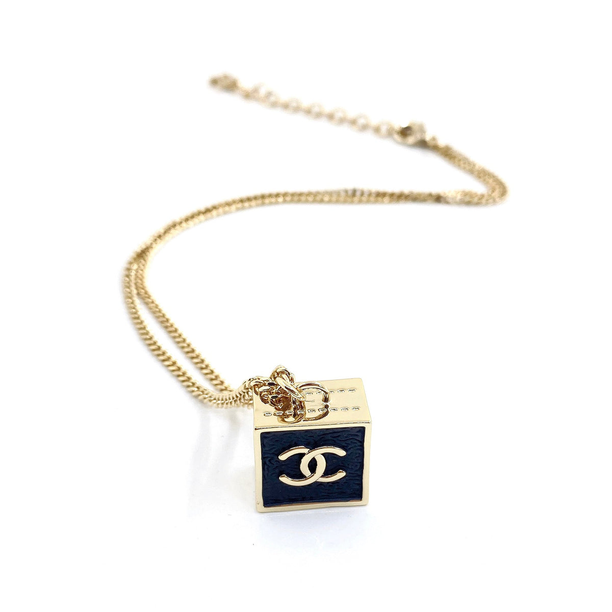 Chanel Square Pendant 18K Gold Necklace product image 1, provided for visual reference and product detail review