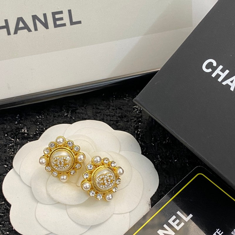 Chanel Pearls 18K Gold Earrings product image 3, provided for visual reference and product detail review