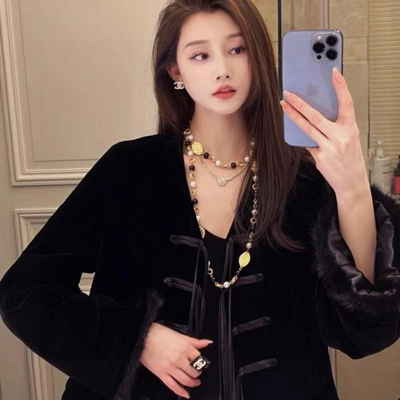 Chanel Long Black & White Pearls 18K Gold Necklace product image 2, provided for visual reference and product detail review