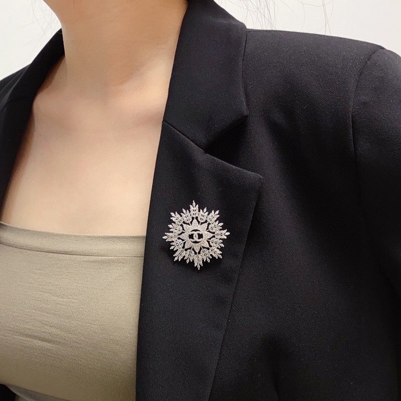 Chanel Flower Crystal 18K Gold Brooch product image 3, provided for visual reference and product detail review