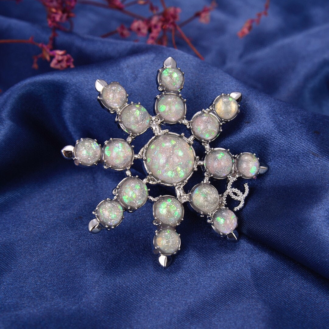 Chanel Flower Crystals 18K Gold Brooch product image 2, provided for visual reference and product detail review