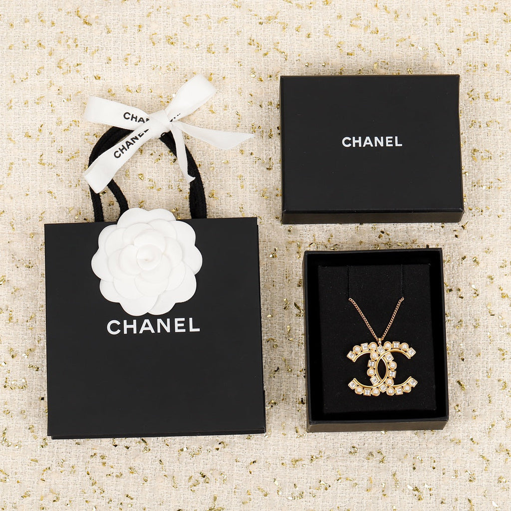 Chanel Vintage 18K Gold Necklace product image 2, provided for visual reference and product detail review