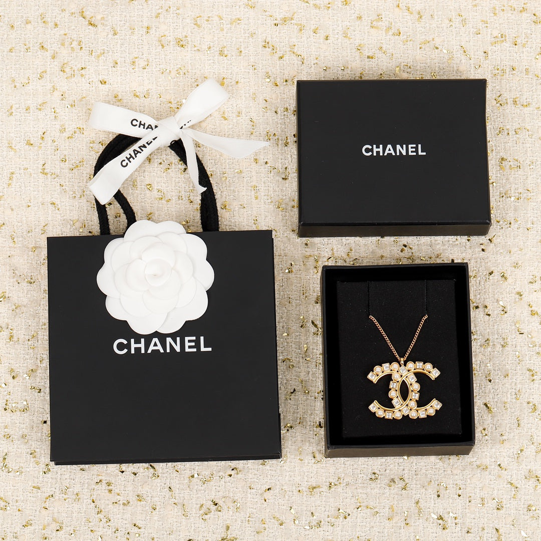Chanel Vintage 18K Gold Necklace product image 2, provided for visual reference and product detail review