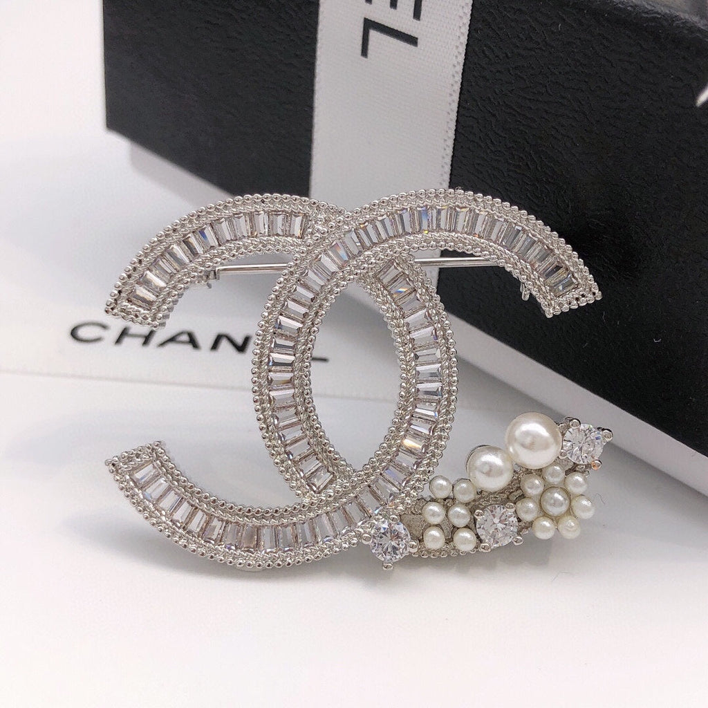 Chanel Star Crystals 18K Gold Brooch product image 1, provided for visual reference and product detail review